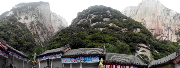 Вид на ХуаШань с нижней станции канатки